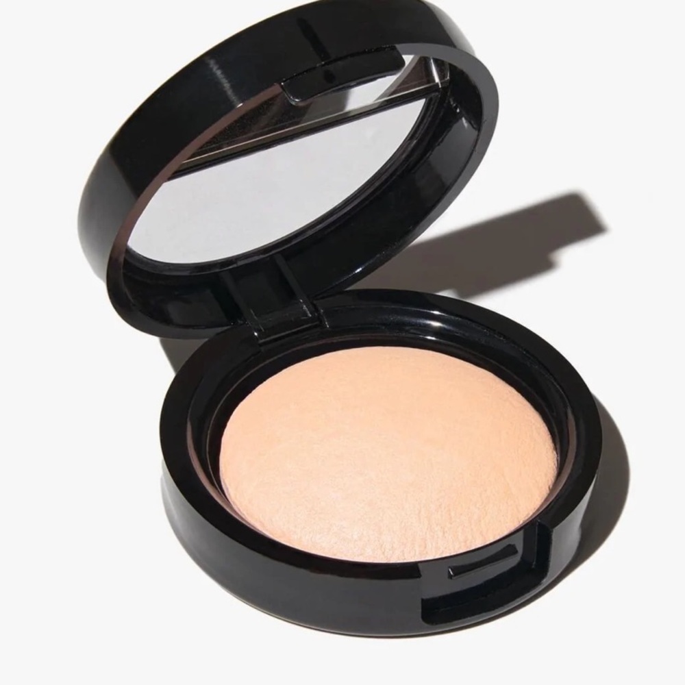 LAURA GELLER makeup mua beauty
Baked Natural Glow Highlighter 
French Vanilla